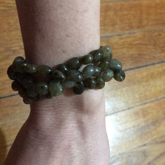 Green stone three layer bracelet, size flexible - Picture 2 of 2